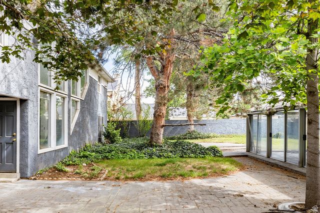5529 S WOODCREST DR, Holladay, UT 84117