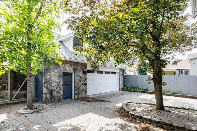 5529 S WOODCREST DR, Holladay, UT 84117