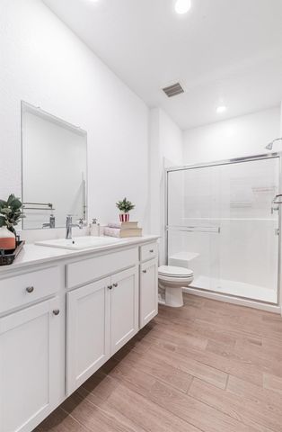 5817 E Alexander Avenue, Fresno, CA 93727