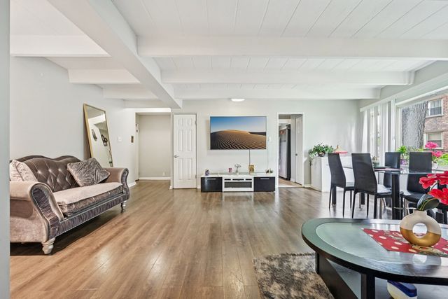 2142 W Rosemont Avenue 1A, Chicago, IL 60659