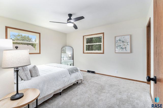 1904 E 49th St Street, Sioux Falls, SD 57103