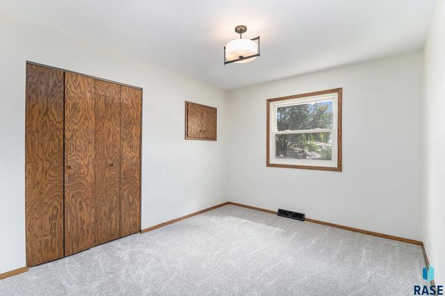 1904 E 49th St Street, Sioux Falls, SD 57103
