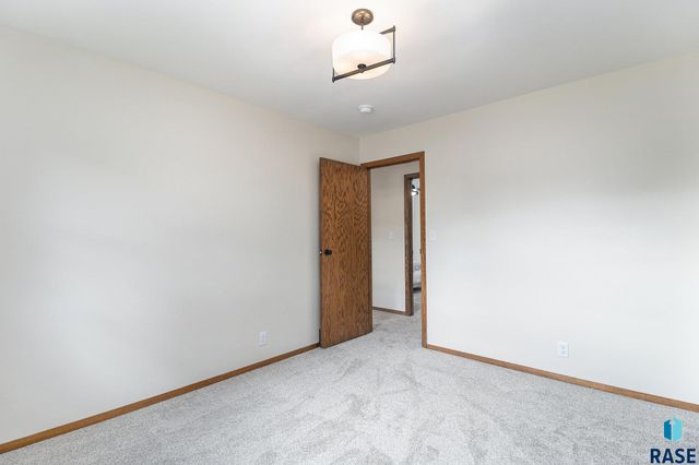 1904 E 49th St Street, Sioux Falls, SD 57103