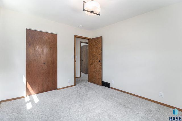 1904 E 49th St Street, Sioux Falls, SD 57103