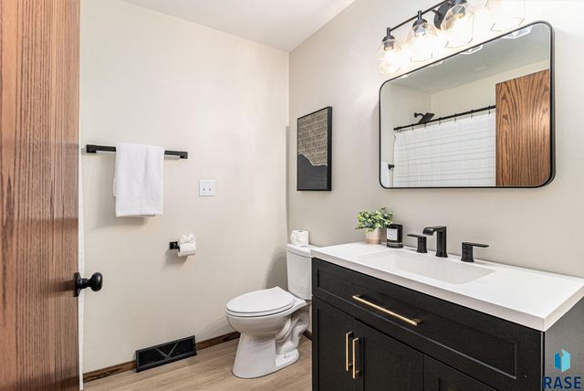 1904 E 49th St Street, Sioux Falls, SD 57103