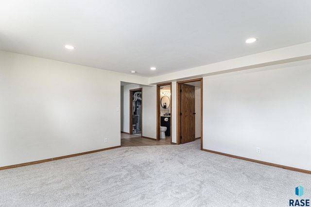 1904 E 49th St Street, Sioux Falls, SD 57103