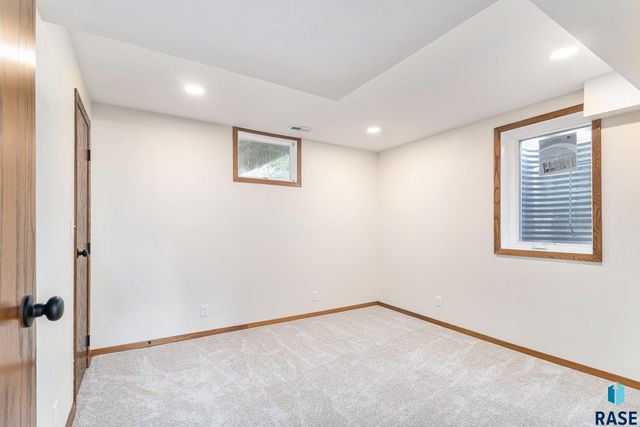 1904 E 49th St Street, Sioux Falls, SD 57103