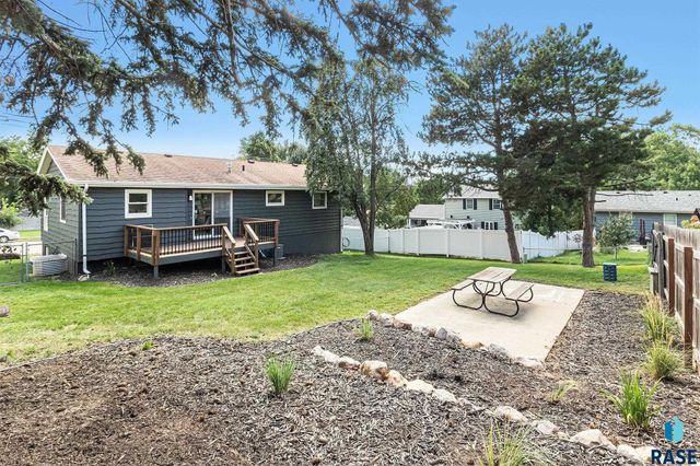 1904 E 49th St Street, Sioux Falls, SD 57103