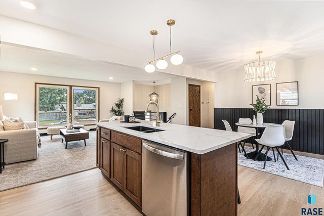 1904 E 49th St Street, Sioux Falls, SD 57103