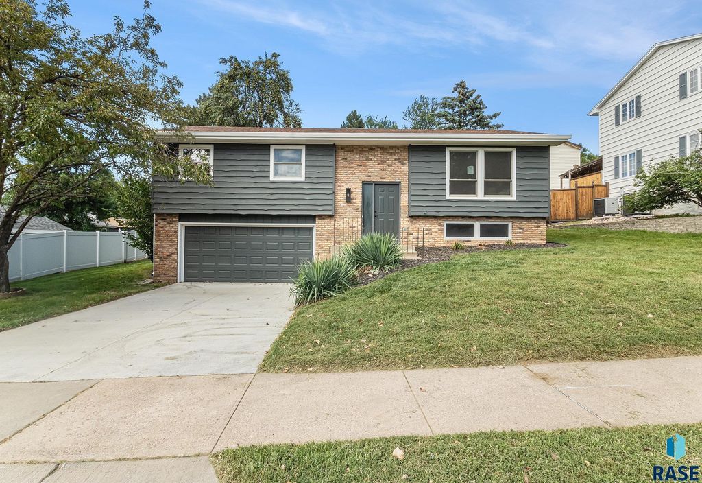 1904 E 49th St Street, Sioux Falls, SD 57103