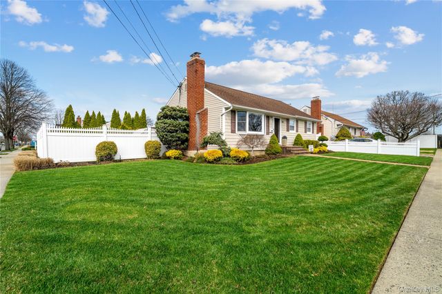 261 N 6th Street, Bethpage, NY 11714