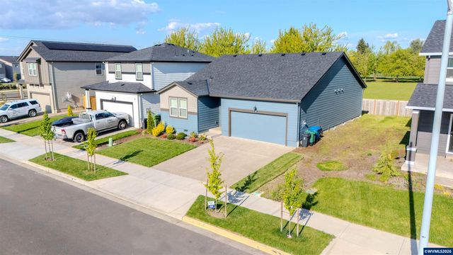 966 Sparrow St, Woodburn, OR 97071