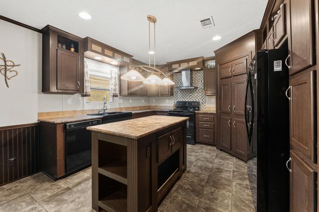 32 Oak Lake, Trinity, TX 75862