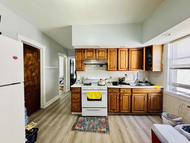 5221 W Montrose Avenue, Chicago, IL 60641