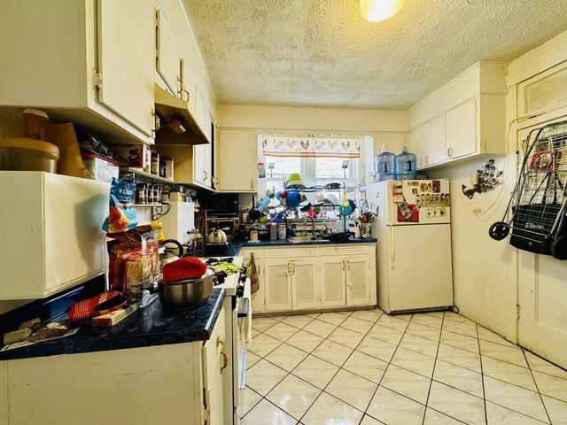 5221 W Montrose Avenue, Chicago, IL 60641