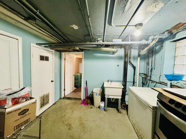 5221 W Montrose Avenue, Chicago, IL 60641