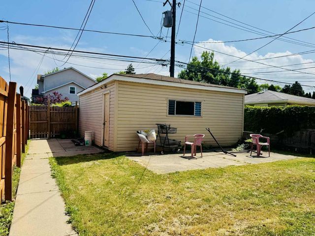 5221 W Montrose Avenue, Chicago, IL 60641