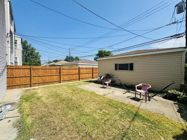 5221 W Montrose Avenue, Chicago, IL 60641