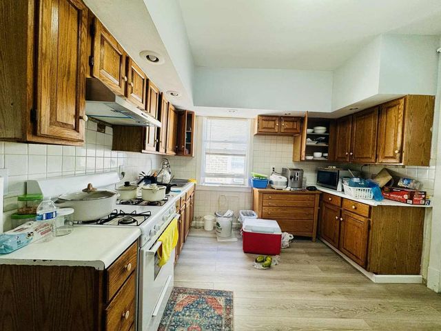 5221 W Montrose Avenue, Chicago, IL 60641
