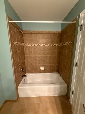 135 S York Street 228, Elmhurst, IL 60126