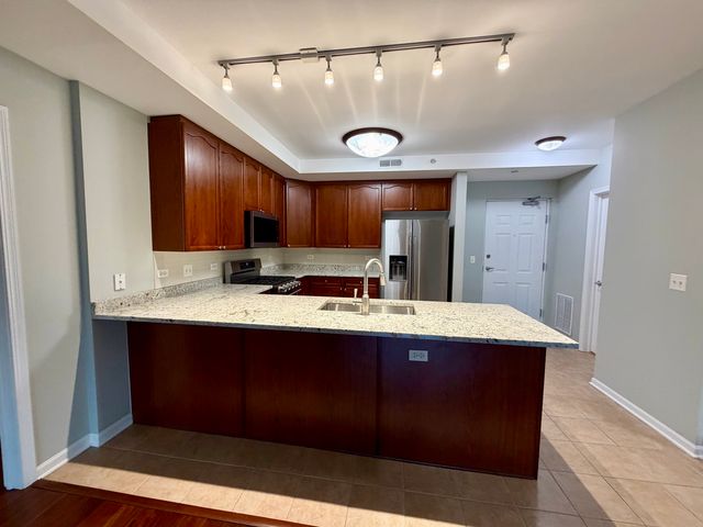 135 S York Street 228, Elmhurst, IL 60126