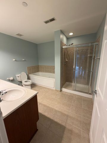 135 S York Street 228, Elmhurst, IL 60126