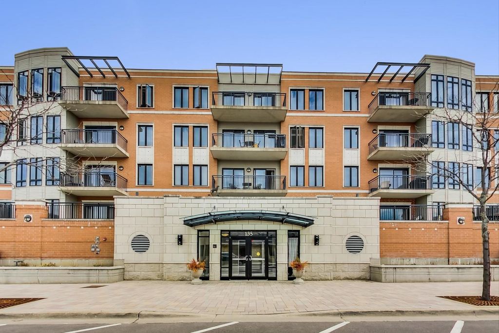 135 S York Street 228, Elmhurst, IL 60126