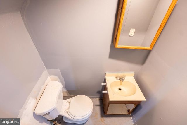 7023 CLOVER LN, Upper Darby, PA 19082
