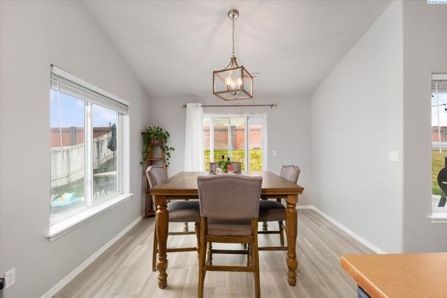 5321 Pinehurst Street, West Richland, WA 99353