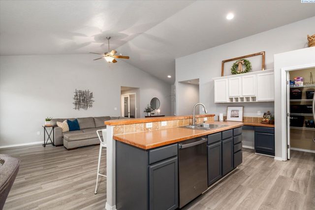 5321 Pinehurst Street, West Richland, WA 99353