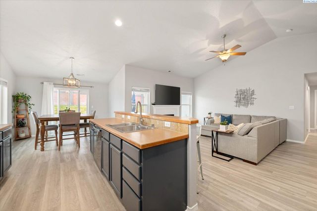 5321 Pinehurst Street, West Richland, WA 99353