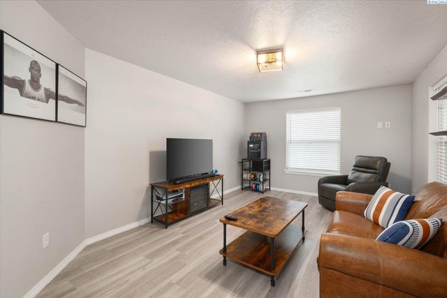 5321 Pinehurst Street, West Richland, WA 99353