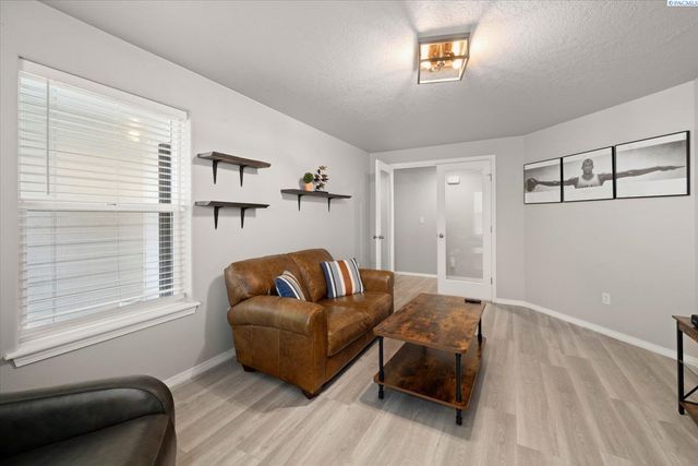 5321 Pinehurst Street, West Richland, WA 99353