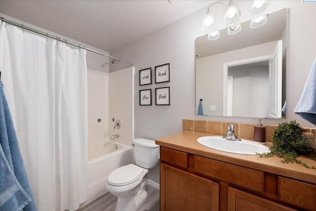 5321 Pinehurst Street, West Richland, WA 99353