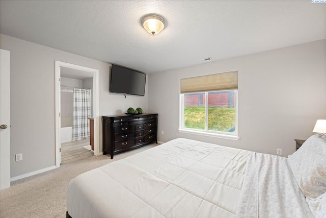 5321 Pinehurst Street, West Richland, WA 99353