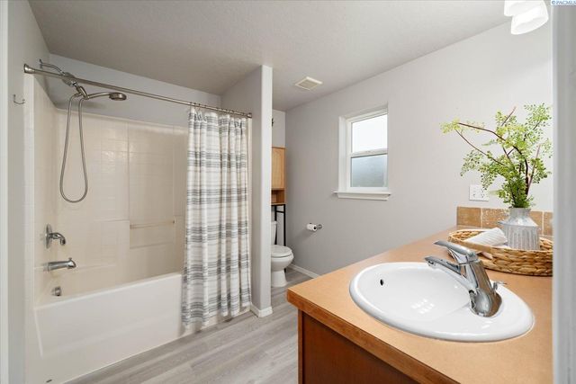 5321 Pinehurst Street, West Richland, WA 99353