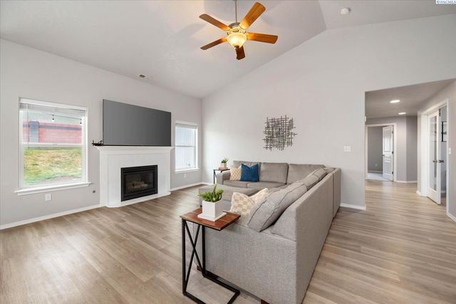 5321 Pinehurst Street, West Richland, WA 99353