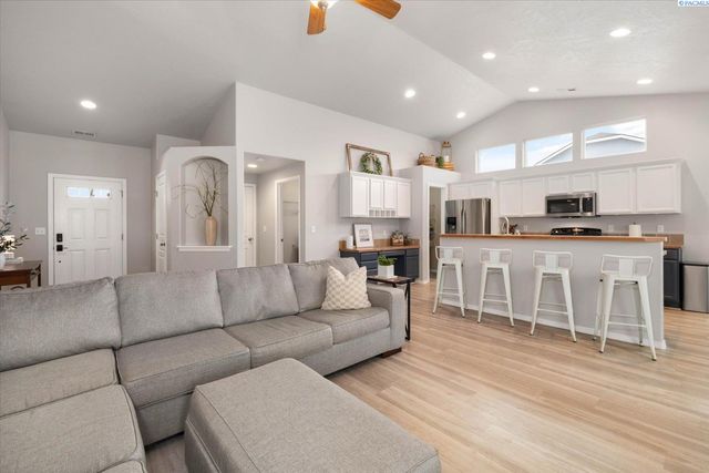 5321 Pinehurst Street, West Richland, WA 99353