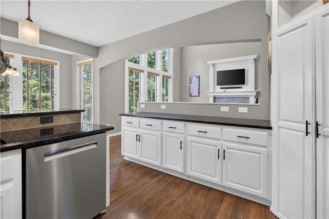 12035 S Sunray Drive, Olathe, KS 66061