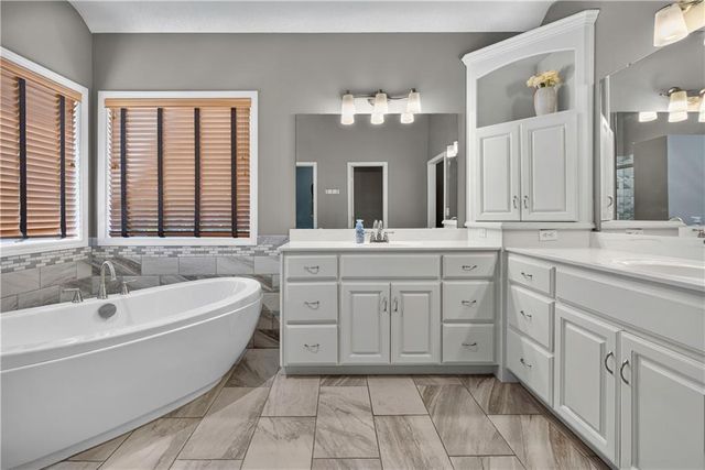 12035 S Sunray Drive, Olathe, KS 66061