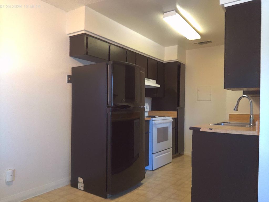 Image 1 of property listing at 655 W Ashlan Avenue # 204, Clovis, CA 93612