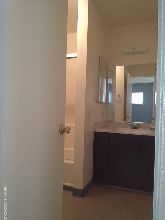 Image 4 of property listing at 655 W Ashlan Avenue # 204, Clovis, CA 93612