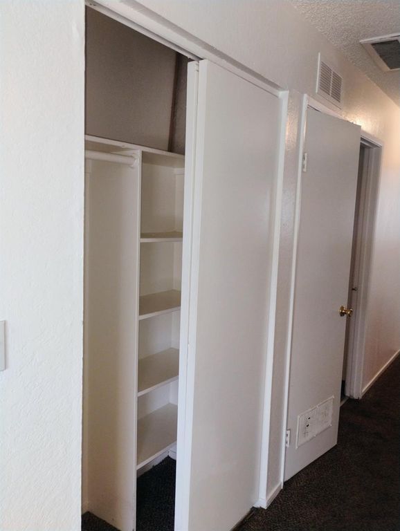 Image 7 of property listing at 655 W Ashlan Avenue # 204, Clovis, CA 93612