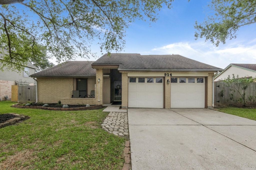 914 Briarwood Court, Deer Park, TX 77536