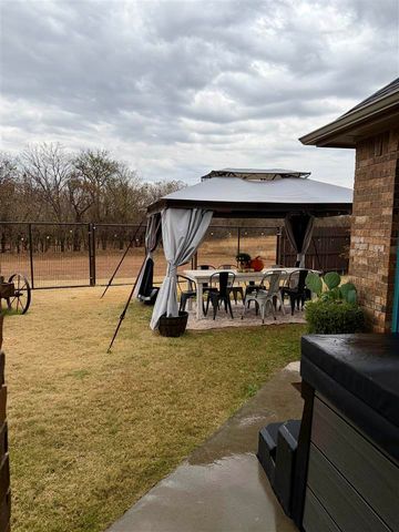 703 N Meadow Ln, Cache, OK 73527