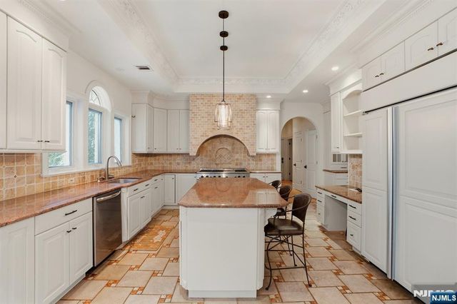 1 Dimmig Court, Upper Saddle River, NJ 07458