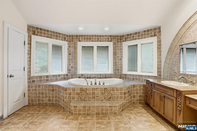 1 Dimmig Court, Upper Saddle River, NJ 07458