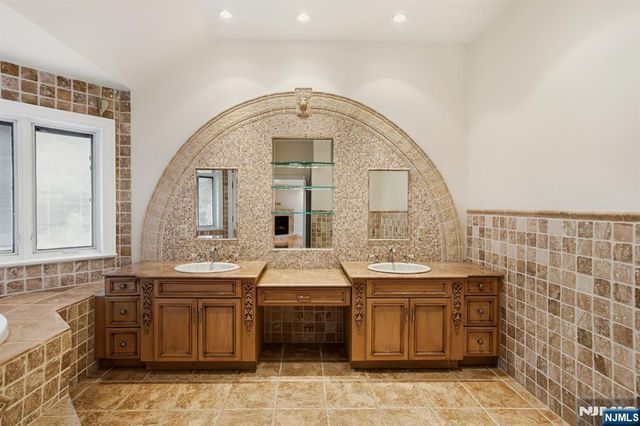 1 Dimmig Court, Upper Saddle River, NJ 07458