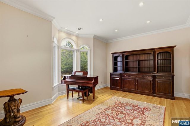 1 Dimmig Court, Upper Saddle River, NJ 07458