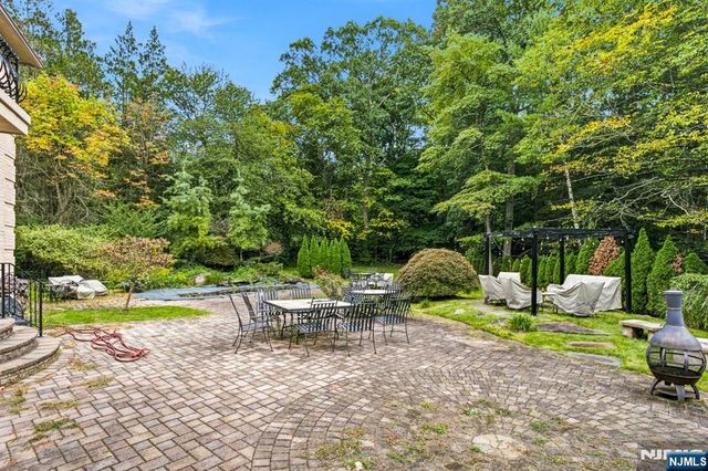 1 Dimmig Court, Upper Saddle River, NJ 07458